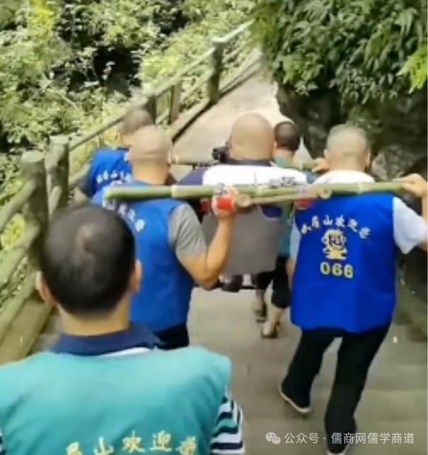 【20250823早报】金正恩泪拥援俄官兵;女老虎王莉霞被查;黄河桥垮塌原因披露;大爷给猴喂白酒夸猴酒量高