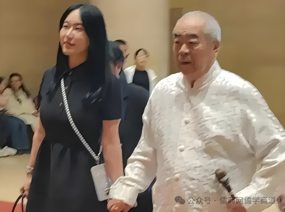 【20250820晚报】阅兵实现多个首次;友人透露范曾行踪;老人未去世火化?被大儿打后鉴定发现俩儿均非亲生