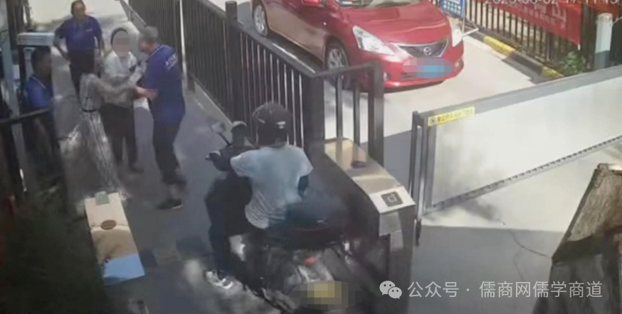 【20250827早报】特朗普吹牌比中国好;吴艳妮填补空白;女生蹦极坠水;保安冲突后脑出血;赏房寻子7男采血验亲