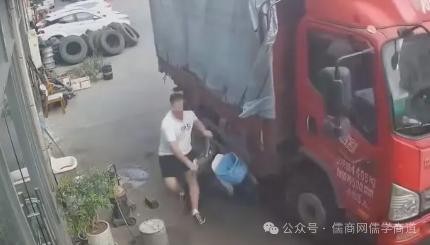 【20250824晚报】日俄兵争色丹岛;朝军摧毁乌多辆装甲车;那英惨被猴子薅头;猪头离体50分钟后被中国医生复活
