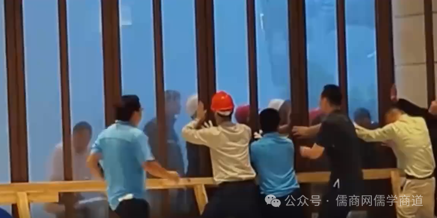【20250825早报】直击三亚12级大风;普京访神秘核城;3中国公民在美遇难;老人与AI约会途中摔死
