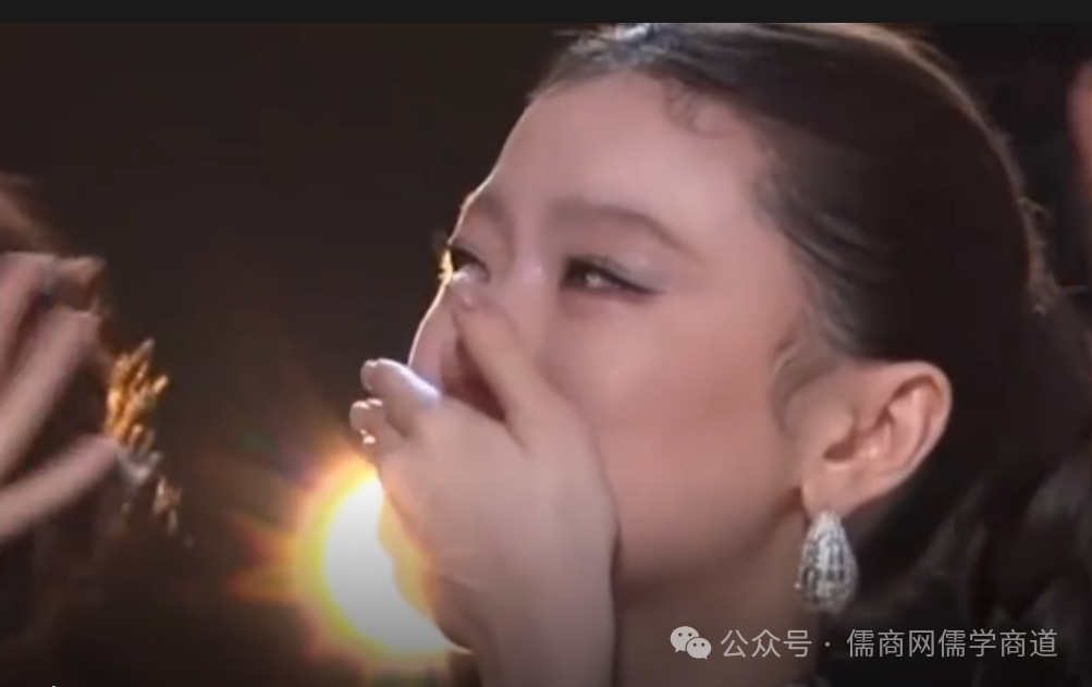【20250831晚报】女子在南昌起义塔前跳辣舞?那英遭粉丝贴身骚扰惊喊别碰我;单依纯哭了